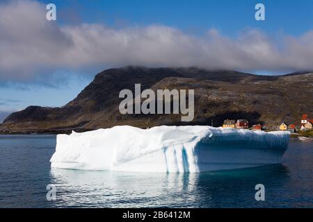 Iceberg, Porto di Nanortalik, Isola di Qoornoq, Provincia di Kitaa, Groenlandia meridionale, Regno di Danimarca Foto Stock