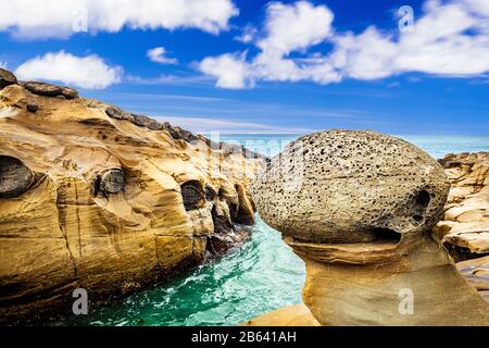 La costa rocciosa dura a Artillery Rock lungo la Great Ocean Road, Victoria, Australia. Foto Stock