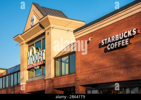 Negozio di alimentari Kroger con Starbucks Coffee all'interno di Lilburn, Georgia. (USA) Foto Stock