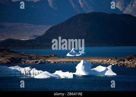 Iceberg, Porto di Nanortalik, Isola di Qoornoq, Provincia di Kitaa, Groenlandia meridionale, Regno di Danimarca Foto Stock