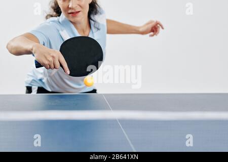 Giocatore professionista di ping-pong femminile che colpisce la palla Foto Stock