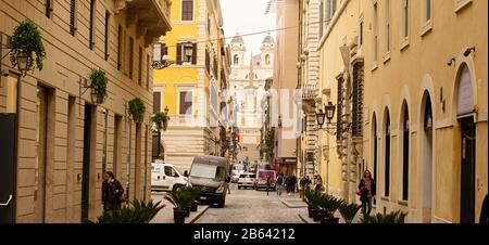 Roma. Italia - 22 marzo 2017: Via dei condotti e Piazza di Spagna a Roma. Foto Stock