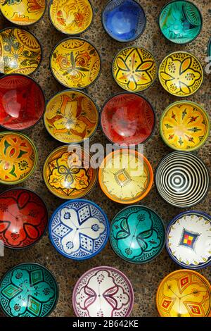 Assortimento di piatti di tajine colorati venduti nella medina di Marrakech - Marocco Foto Stock