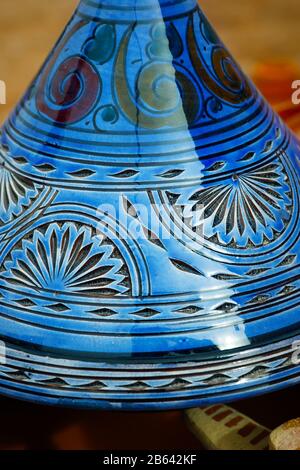 Assortimento di piatti di tajine colorati venduti nella medina di Marrakech - Marocco Foto Stock