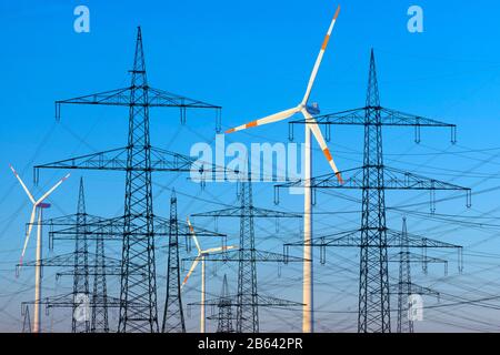 Fotomontaggio, linee elettriche, linee aeree, tralicci ad alta tensione, turbine eoliche, Baden-Wuerttemberg, Germania Foto Stock