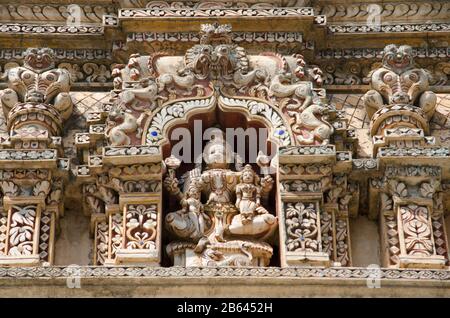 Idoli colorati scolpiti sulla parete interna di Jain Math, Shravanabelagola, Karnataka, India Foto Stock