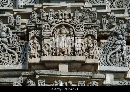 Idoli scolpiti sulla parete esterna del tempio di Veera Narayana, Belavadi, Karnataka, India Foto Stock