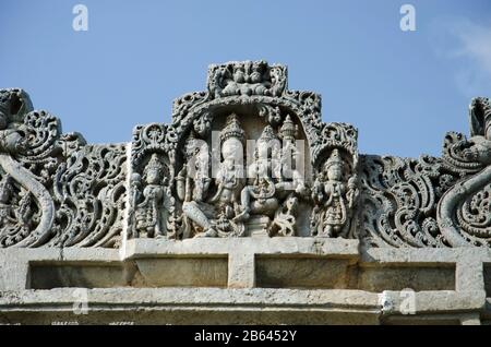 Idoli scolpiti sulla parete esterna del tempio di Veera Narayana, Belavadi, Karnataka, India Foto Stock