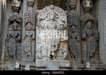 Idoli scolpiti sul Tempio Chennakesava, è un tempio indù Vaishnava, Somanathapura, Karnataka, India Foto Stock