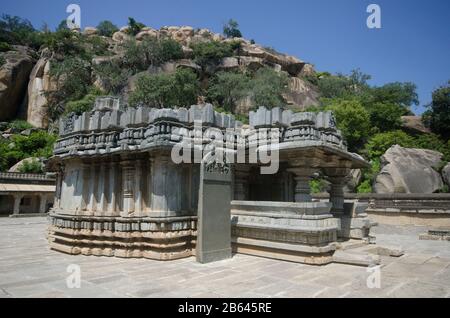 Akkana Basadi è un tempio di Jain costruito nel 1181 d.C., durante il dominio dell'impero di Hoysala re Veera Ballala II, Shravanabelagola, Karnataka, India Foto Stock