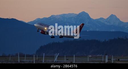 Richmond, British Columbia, Canada. 6th Mar, 2020. Un Boeing 767-200ER (N207AX) Jet a fusoliera larga, appartenente a Omni Air International (OAI) e affittato da Air Canada, parte al tramonto dall'Aeroporto Internazionale di Vancouver su un volo per le Hawaii. Credito: Bayne Stanley/Zuma Wire/Alamy Live News Foto Stock