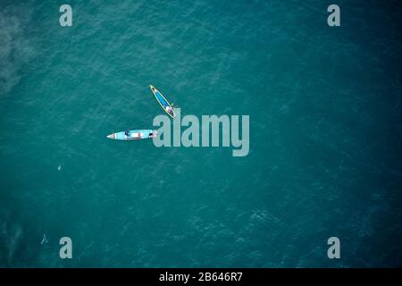 Veduta aerea di due barche di pescatori nelle acque turchesi in Kerala, India Foto Stock