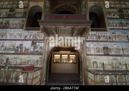 10 Nov 2019, Srirangapatna, Karnataka, affreschi IndiaColorful nello stile dei dipinti di Mysore sulle pareti, colonne, tettoie e archi, Dariya Dau Foto Stock