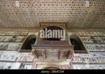 10 Nov 2019, Srirangapatna, Karnataka, affreschi IndiaColorful nello stile dei dipinti di Mysore sulle pareti, colonne, tettoie e archi, Dariya Dau Foto Stock