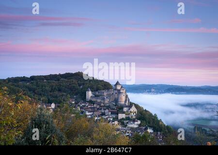 Chateau Castlenaud all'alba nella nebbia Dordogne Francia Foto Stock