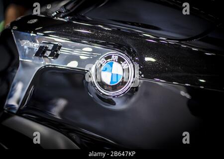 Dettaglio del logo del motociclo. Primo piano del logo BMW. Foto Stock