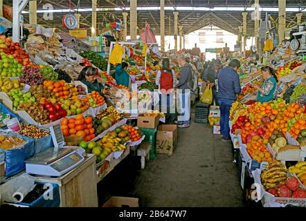 All'interno del Mercado Central de San Pedro, mercato locale a Cusco del Perù Foto Stock