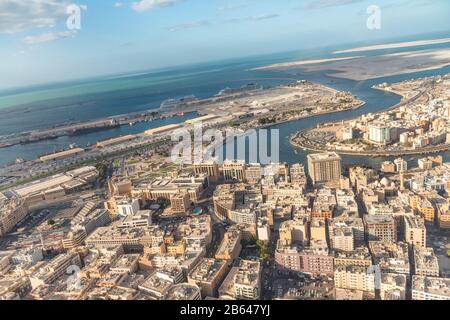 Veduta aerea dello skyline di Dubai e del torrente, Emirati Arabi Uniti. Foto Stock