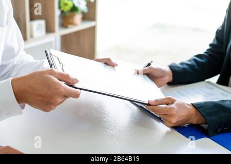 Intervista concetto di lavoro, attraente candidato cerca di lavoro in tuta risponde dipendente per un business vacancy interviewing Foto Stock