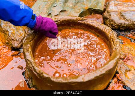 Acqua minerale gassata da fonti Narzan nella Repubblica Kabardino-Balkar, Elbrus Foto Stock