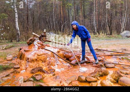 Fonte di acqua minerale curativa seltzer - Narzan, regione Elbrus, Russia Foto Stock