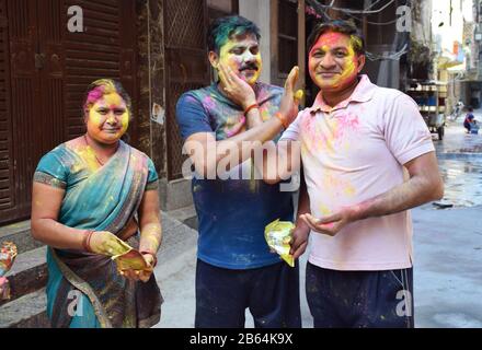 Feste Di Holi In India. India persone playinng holi che è anche chiamato come festa dei colori. Foto Stock