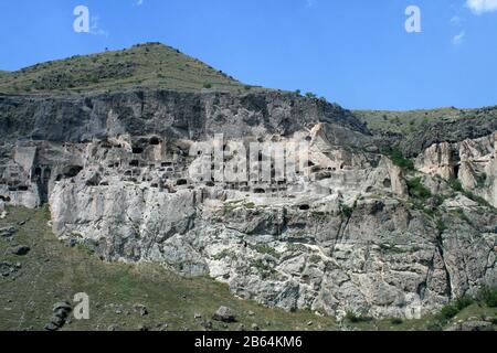 Vista di Vardzia (caverna monetaria), Erusheti montagna, Georgia Foto Stock