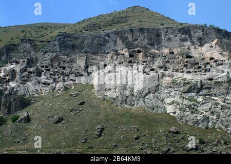 Vista di Vardzia (caverna monetaria), Erusheti montagna, Georgia Foto Stock
