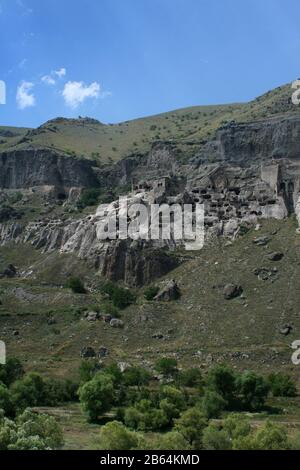 Vista di Vardzia (caverna monetaria), Erusheti montagna, Georgia Foto Stock