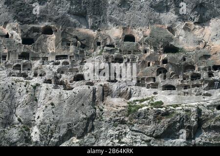 Vista di Vardzia (caverna monetaria), Erusheti montagna, Georgia Foto Stock
