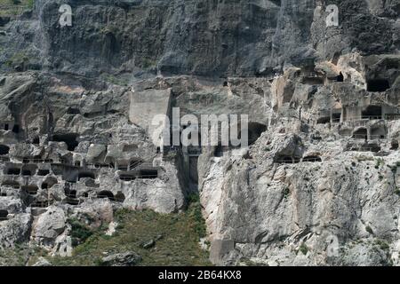 Vista di Vardzia (caverna monetaria), Erusheti montagna, Georgia Foto Stock