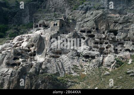 Vista di Vardzia (caverna monetaria), Erusheti montagna, Georgia Foto Stock