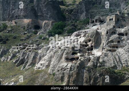 Vista di Vardzia (caverna monetaria), Erusheti montagna, Georgia Foto Stock