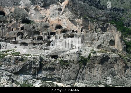 Vista di Vardzia (caverna monetaria), Erusheti montagna, Georgia Foto Stock