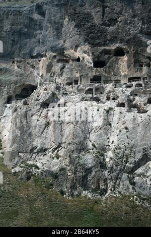 Vista di Vardzia (caverna monetaria), Erusheti montagna, Georgia Foto Stock