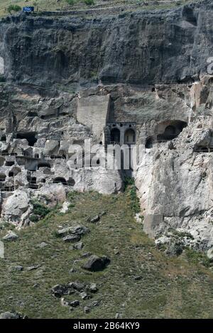 Vista di Vardzia (caverna monetaria), Erusheti montagna, Georgia Foto Stock