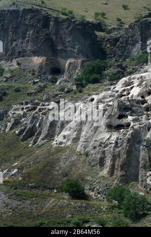 Vista di Vardzia (caverna monetaria), Erusheti montagna, Georgia Foto Stock