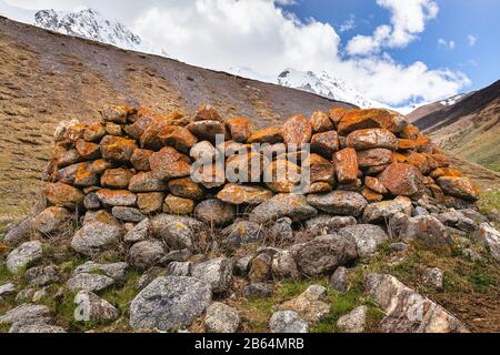 muri di pietra di case antiche in montagna Foto Stock