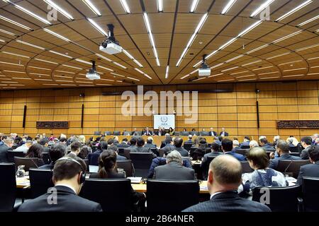 (200310) -- VIENNA, 10 marzo 2020 (Xinhua) -- Foto scattata il 9 marzo 2020 mostra il consiglio di amministrazione dell'Agenzia internazionale per l'energia atomica (AIEA) di Vienna, Austria. Il capo dell'Agenzia internazionale per l'energia atomica (AIEA) ha invitato l'Iran a cooperare immediatamente e pienamente con l'agenzia in occasione di una riunione del consiglio di amministrazione tenutasi qui lunedì. Rafael Mariano grossi, direttore generale dell'AIEA, ha detto all'incontro che l'agenzia ha individuato una serie di questioni relative a possibili materie nucleari non dichiarate e attività connesse al nucleare in tre sedi che non lo hanno fatto Foto Stock