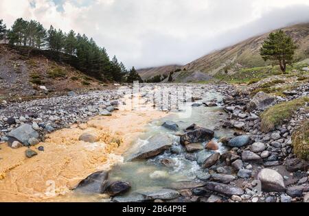 Fusione di due diversi colori fiumi di montagna Foto Stock