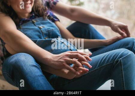 Mani di papà sulla pancia incinta della mamma Foto Stock