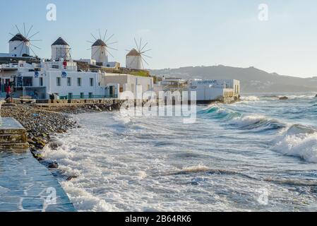 Una serie di mulini sulla collina vicino al mare sull'isola di Mykonos in Grecia - la principale attrazione dell'isola Foto Stock