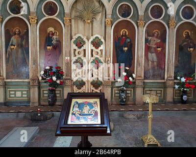 All'interno della fortezza e della chiesa al complesso del castello di Ananuri, Georgia Foto Stock