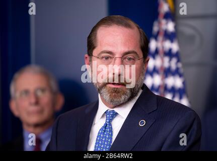 Washington, DC, USA. 9th Mar, 2020. Il segretario alla sanità e ai servizi umani degli Stati Uniti Alex Azar partecipa a una conferenza stampa sul COVID-19 alla Casa Bianca di Washington, DC 9 marzo 2020. Il presidente degli Stati Uniti Donald Trump ha detto lunedì che la sua amministrazione chiederà al Congresso di approvare un eventuale taglio delle imposte sui salari e di fornire "un sollievo sostanziale" per i lavoratori e le industrie orarie colpite dallo scoppio del COVID-19. Credito: Liu Jie/Xinhua/Alamy Live News Foto Stock