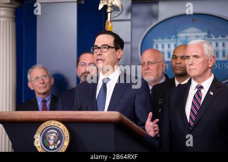 Washington, DC, USA. 9th Mar, 2020. Il Segretario del Tesoro degli Stati Uniti Steven Mnuchin partecipa a una conferenza stampa sul COVID-19 alla Casa Bianca di Washington, DC 9 marzo 2020. Il presidente degli Stati Uniti Donald Trump ha detto lunedì che la sua amministrazione chiederà al Congresso di approvare un eventuale taglio delle imposte sui salari e di fornire "un sollievo sostanziale" per i lavoratori e le industrie orarie colpite dallo scoppio del COVID-19. Credito: Liu Jie/Xinhua/Alamy Live News Foto Stock