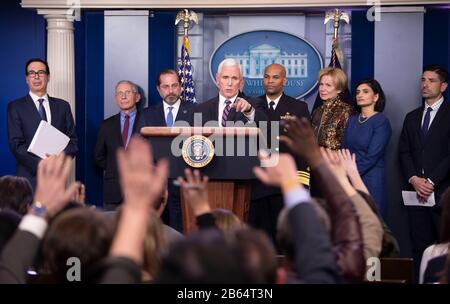 Washington, DC, USA. 9th Mar, 2020. Il Vice Presidente degli Stati Uniti Mike Pence partecipa a una conferenza stampa sul COVID-19 alla Casa Bianca di Washington, DC 9 marzo 2020. Il presidente degli Stati Uniti Donald Trump ha detto lunedì che la sua amministrazione chiederà al Congresso di approvare un eventuale taglio delle imposte sui salari e di fornire "un sollievo sostanziale" per i lavoratori e le industrie orarie colpite dallo scoppio del COVID-19. Credito: Liu Jie/Xinhua/Alamy Live News Foto Stock