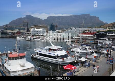 Città del Capo, Lungomare Victoria and Alfred, Table Bay Harbour, Sud Africa, Table Mountain sullo sfondo Foto Stock