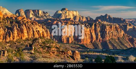 West Temple e Mount Kinesava in lontananza, vista da nord-ovest, Kolob Terrace Road, Zion National Park, Utah, Stati Uniti Foto Stock