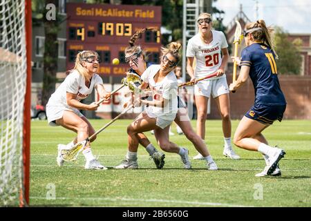 California del Sud Donne di Troy centrocampista Emily Stallings (14) è fouled durante una partita di lacrosse NCAA contro la California Golden Bears, domenica 8 marzo 2020, a Los Angeles, California, Stati Uniti. (Foto di IOS/Espa-Images) Foto Stock