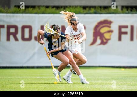 California del Sud Donne di Troy centrocampista Kerrigan Miller (19) e California Golden Bears centrocampista Kacie Riggs (7) durante una partita NCAA lacrosse, domenica 8 marzo 2020, a Los Angeles, California, Stati Uniti. (Foto di IOS/Espa-Images) Foto Stock